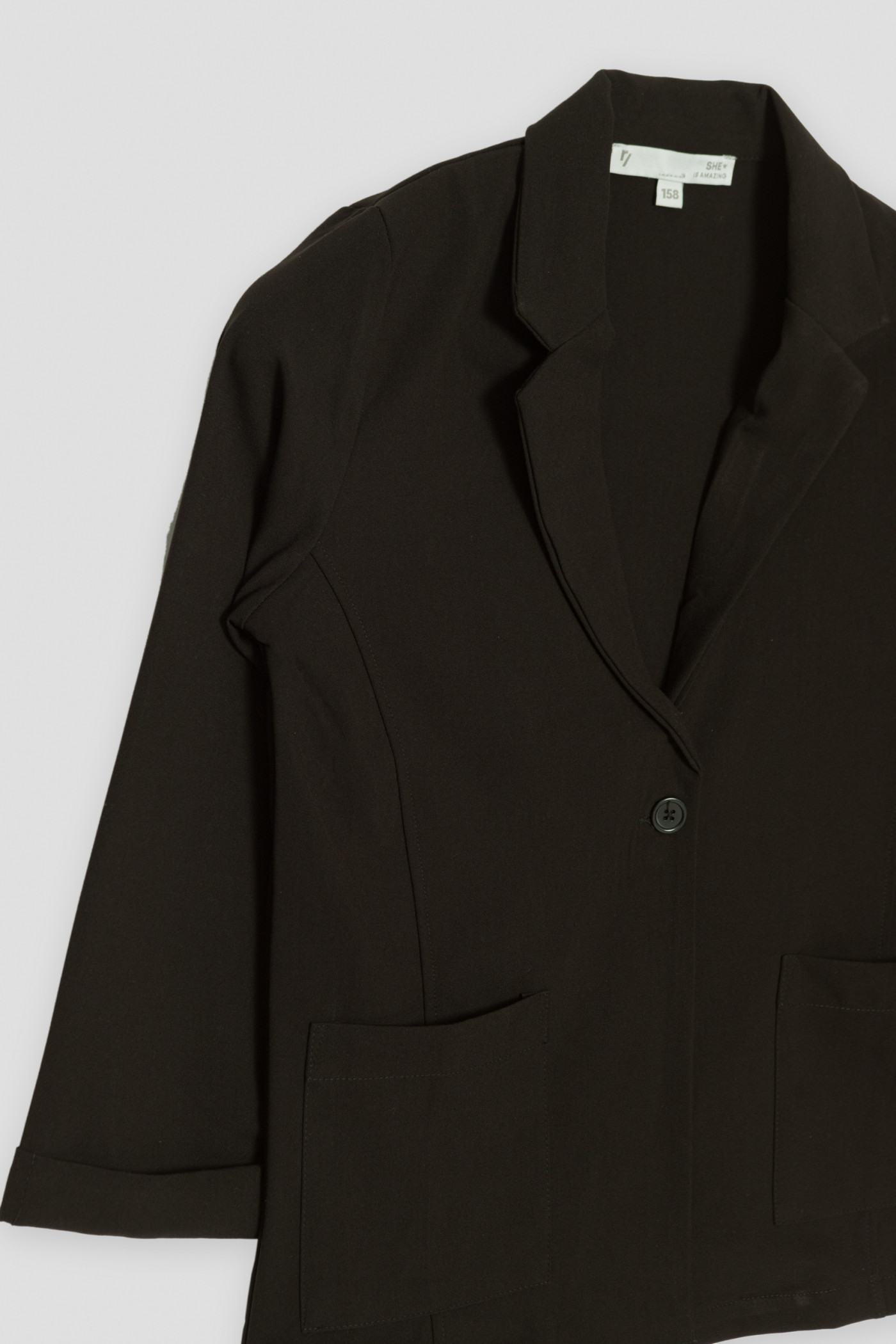 Czarna marynarka z kieszeniami