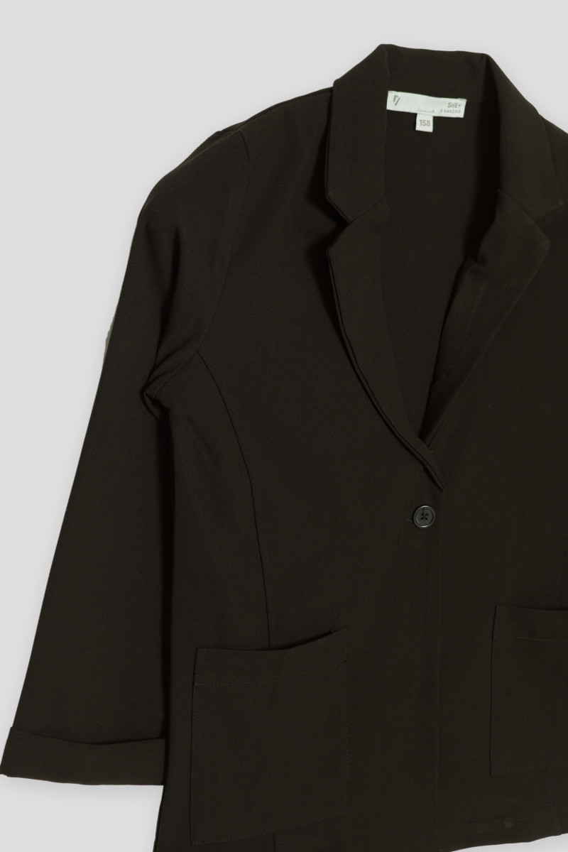 Czarna marynarka z kieszeniami