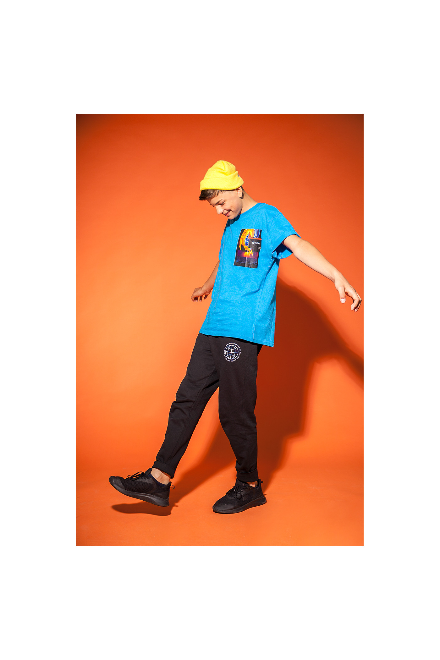 Czarne spodnie dresowe z nadrukiem