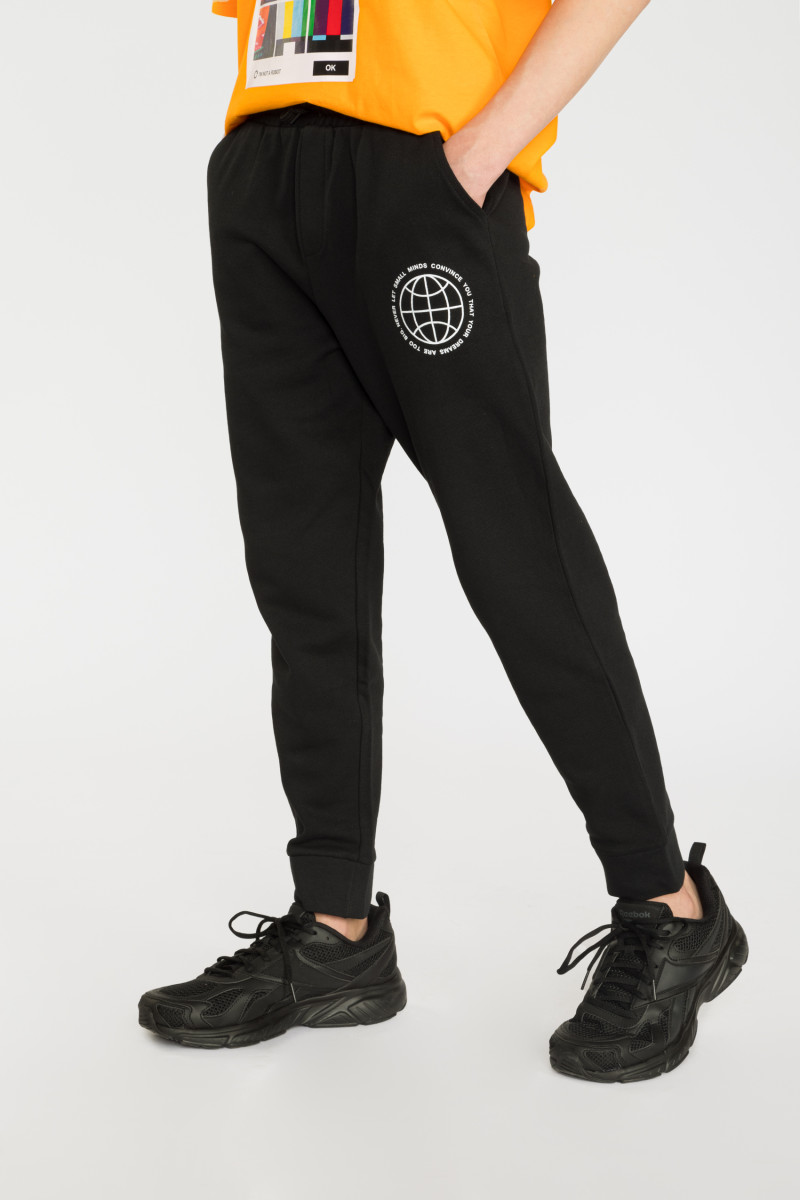 Czarne spodnie dresowe z nadrukiem