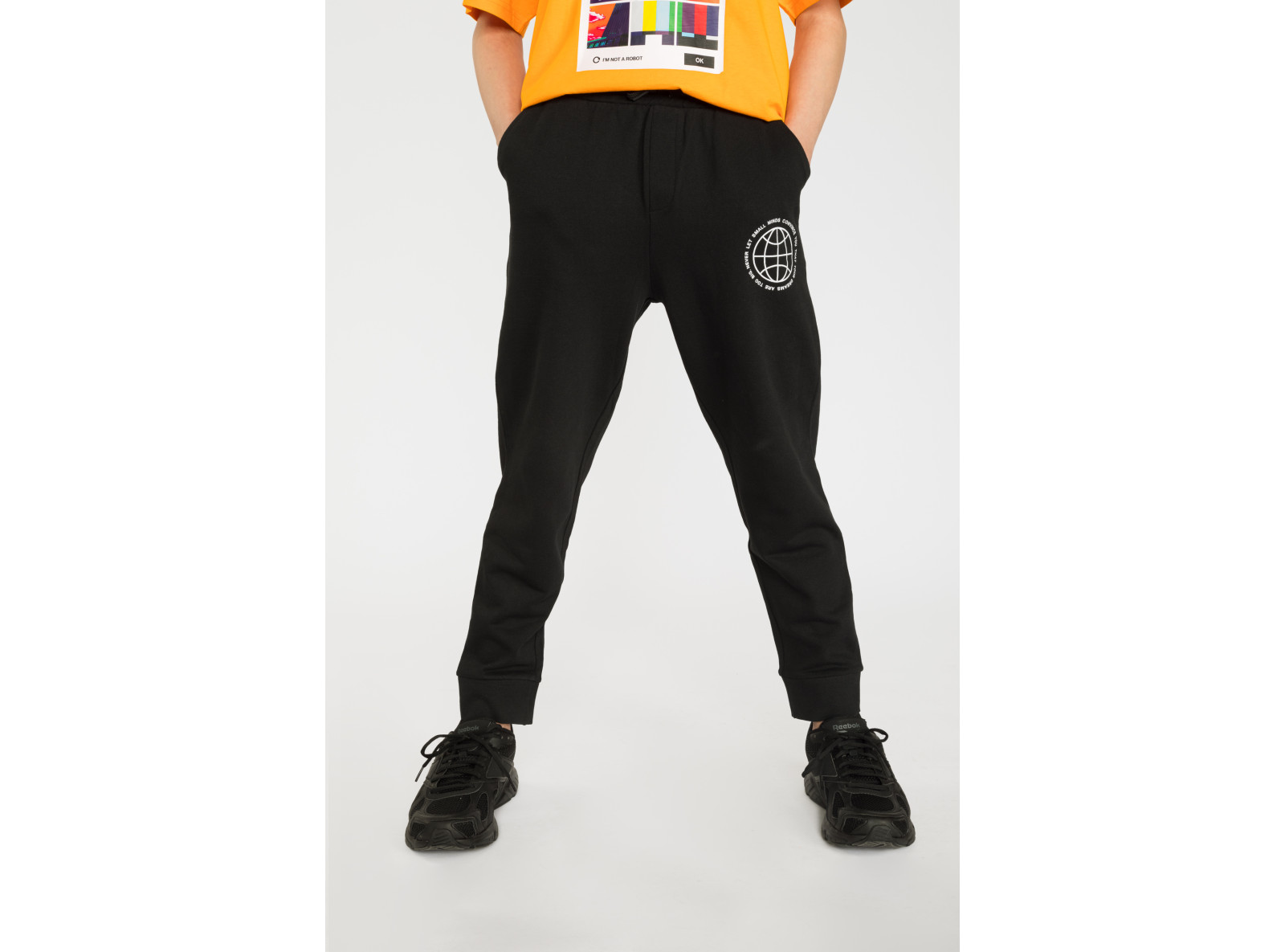 Czarne spodnie dresowe z nadrukiem