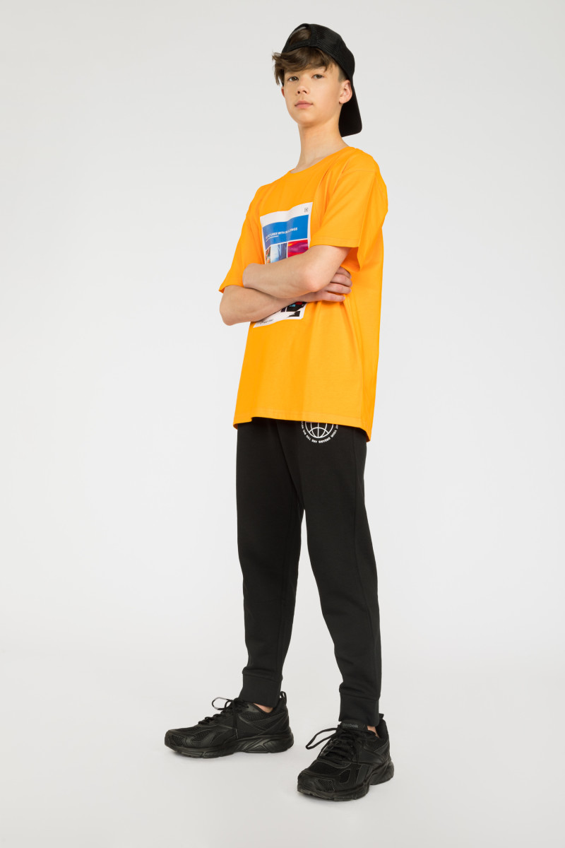 Czarne spodnie dresowe z nadrukiem