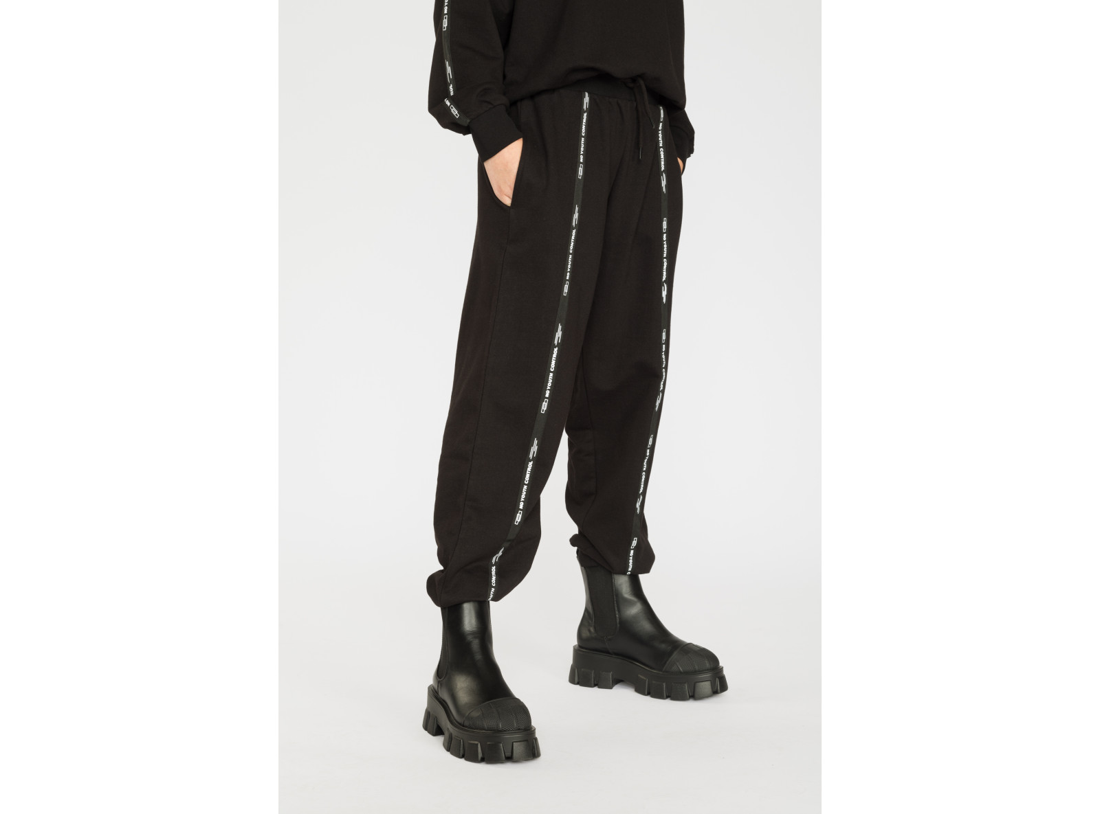Czarne spodnie dresowe z ozdobnymi taśmami NO YOUTH CONTROL
