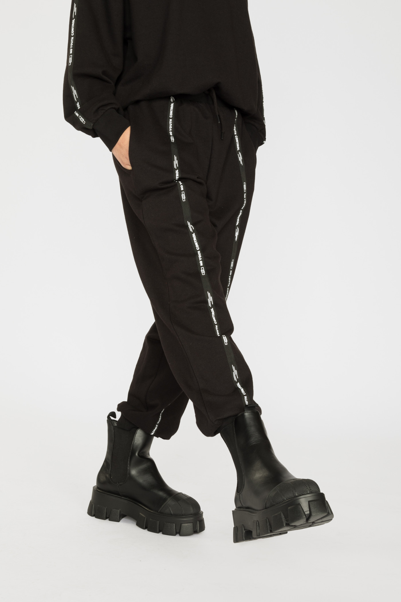 Czarne spodnie dresowe z ozdobnymi taśmami NO YOUTH CONTROL