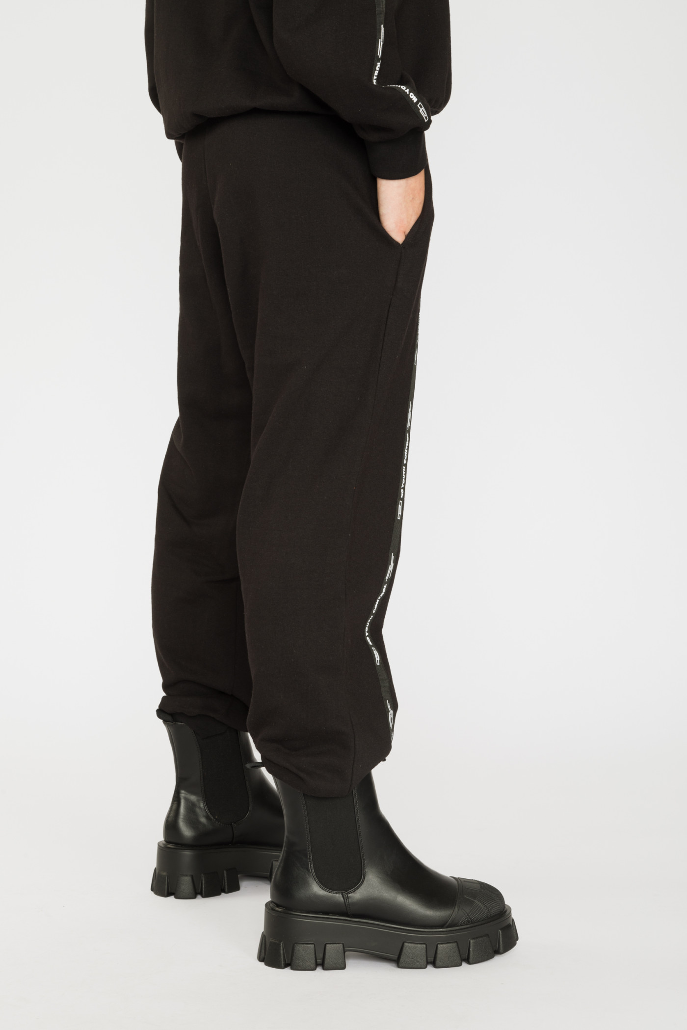 Czarne spodnie dresowe z ozdobnymi taśmami NO YOUTH CONTROL