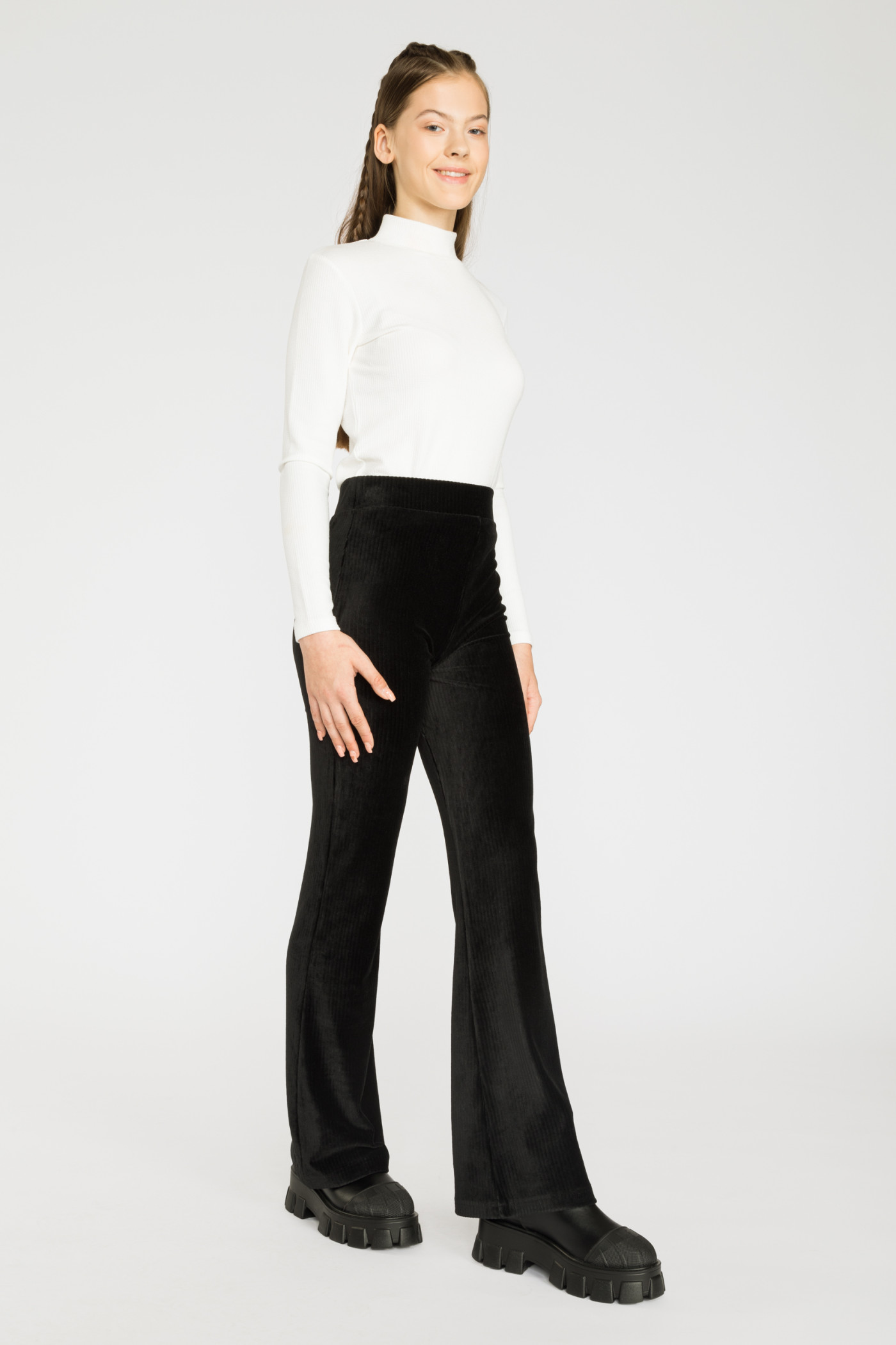 Czarne miękkie prążkowane spodnie typu dzwony