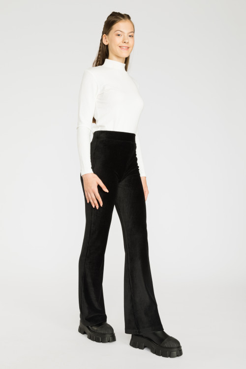 Czarne miękkie prążkowane spodnie typu dzwony