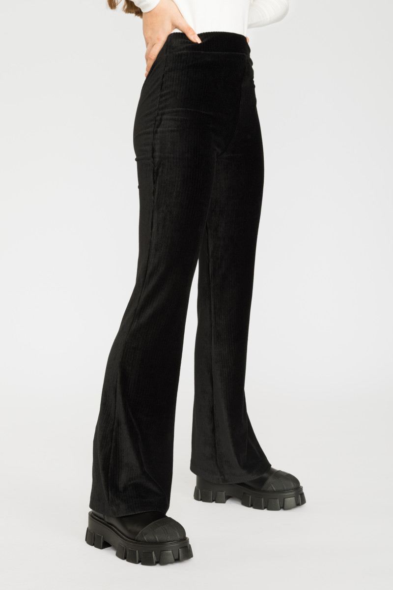 Czarne miękkie prążkowane spodnie typu dzwony