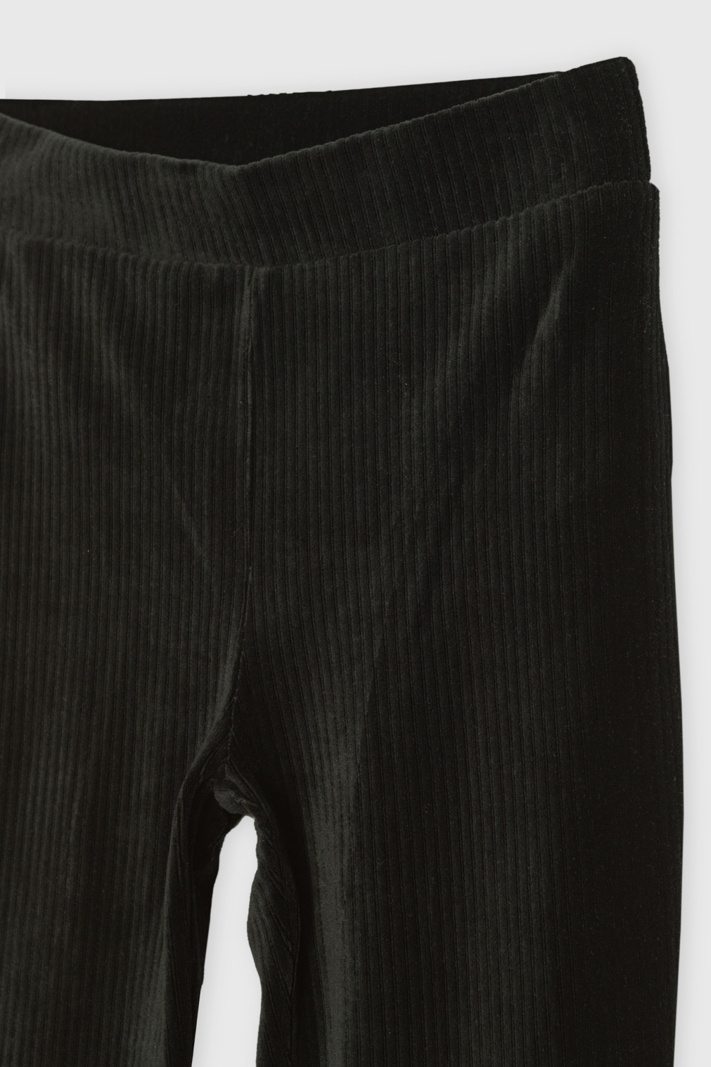 Czarne miękkie prążkowane spodnie typu dzwony