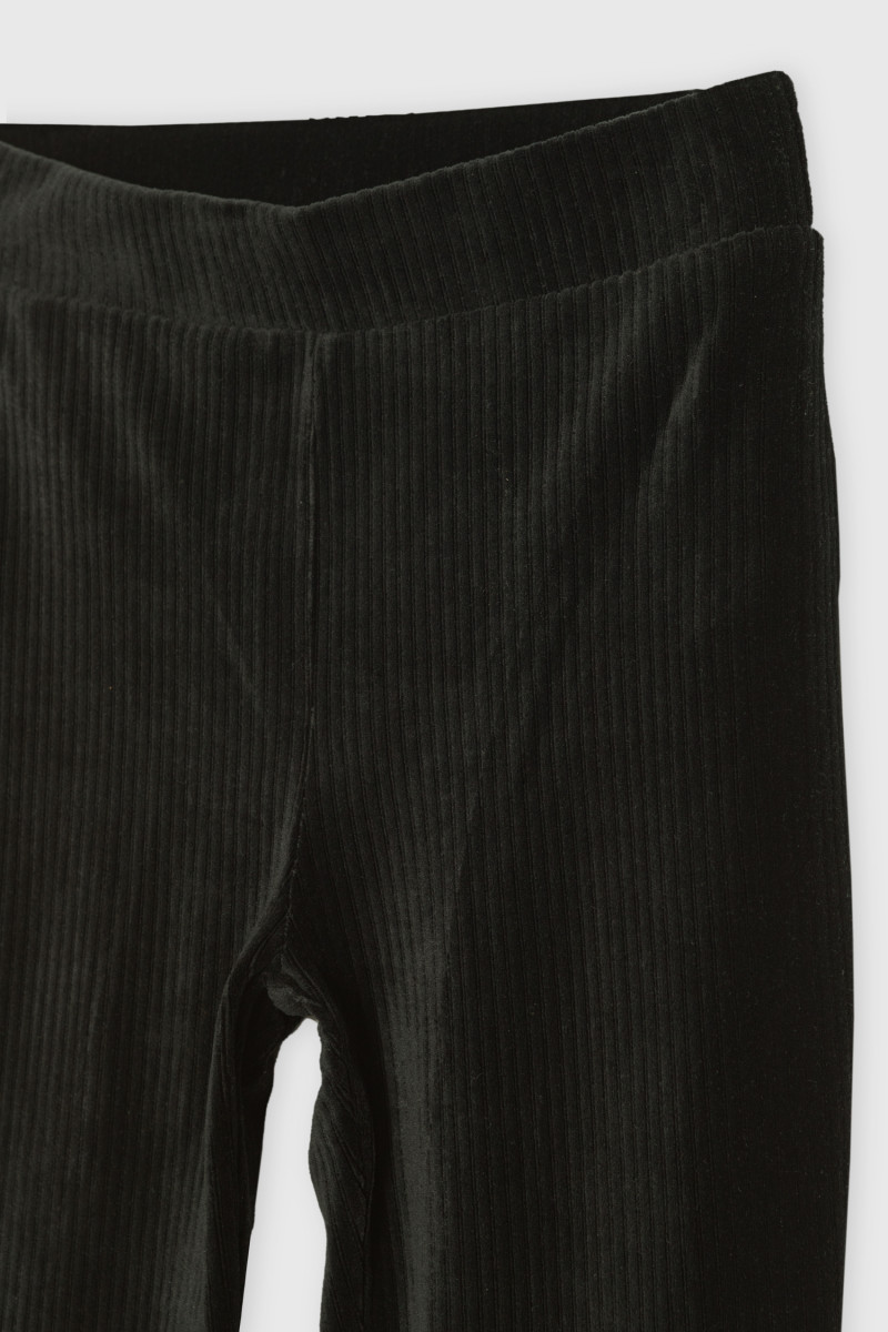 Czarne miękkie prążkowane spodnie typu dzwony