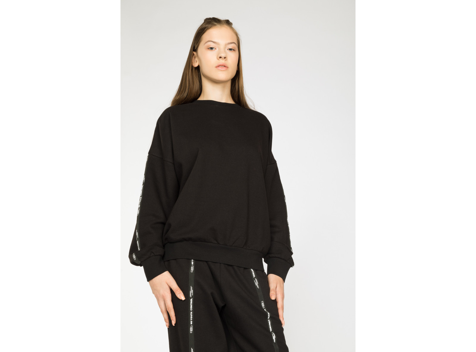 Czarna bluza dresowa z ozdobnymi taśmami NO YOUTH CONTROL