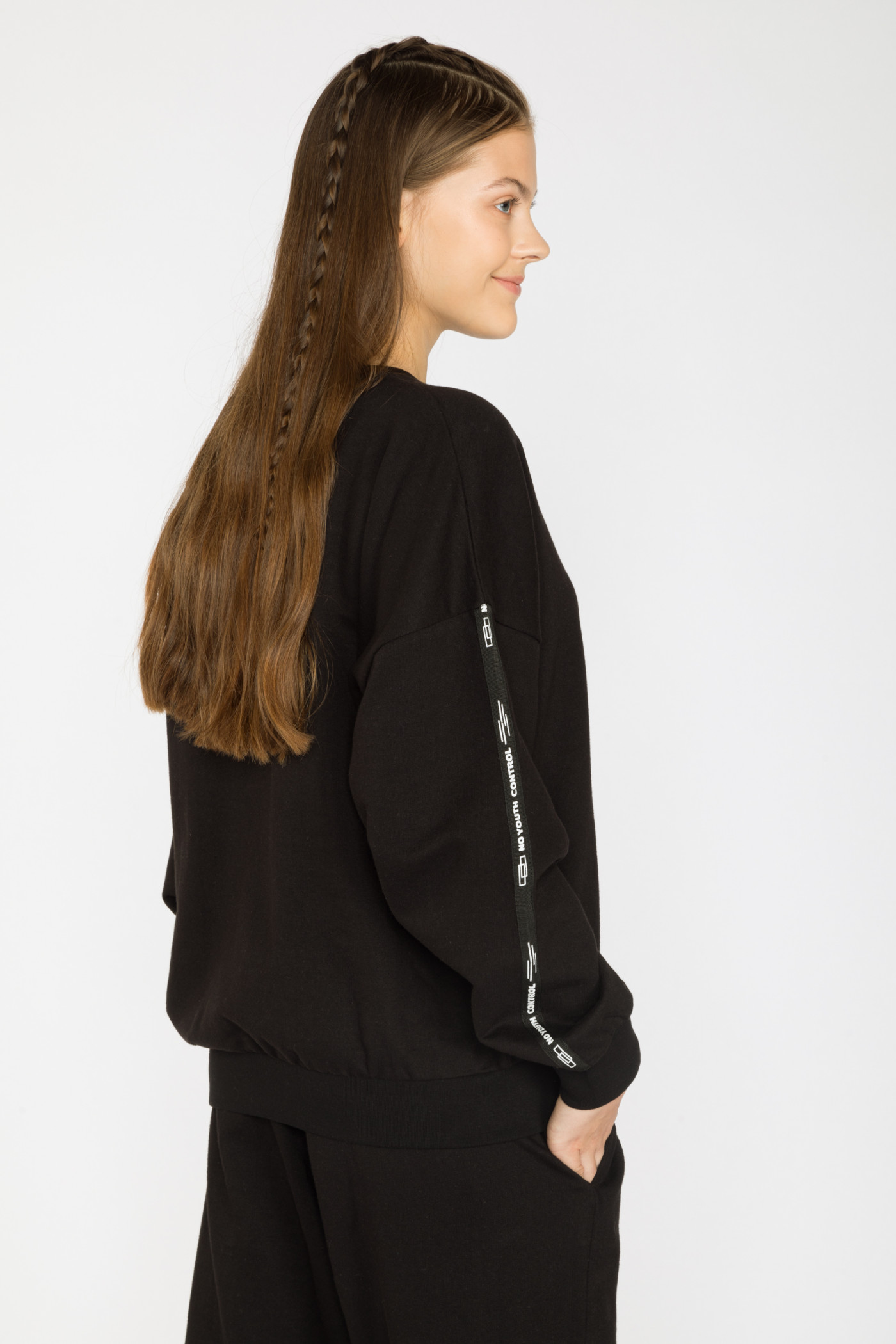 Czarna bluza dresowa z ozdobnymi taśmami NO YOUTH CONTROL