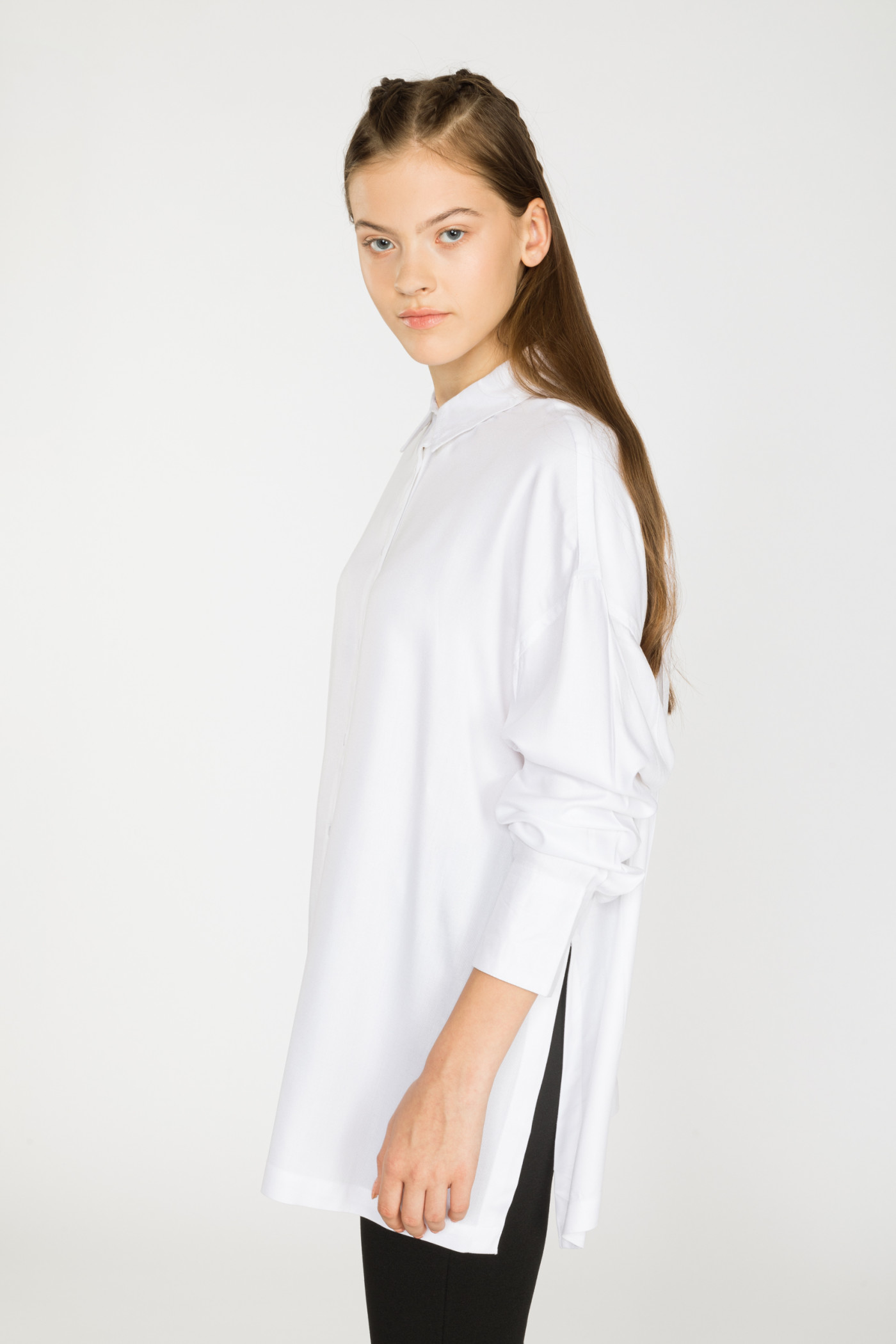 Biała koszula oversize z rozcięciem