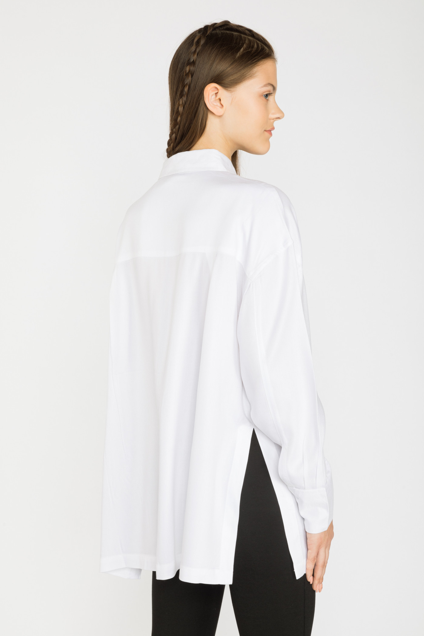 Biała koszula oversize z rozcięciem