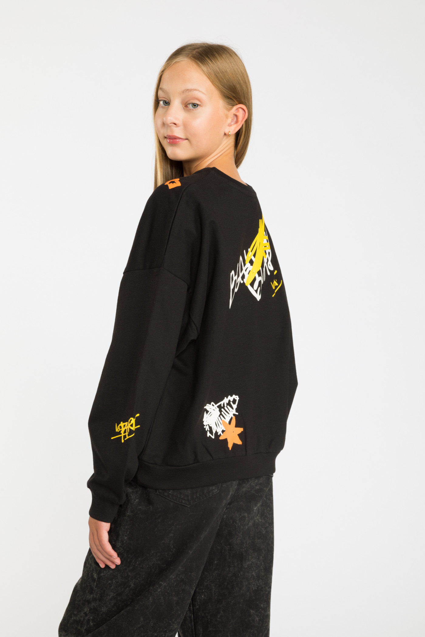 Czarna bluza dresowa z kolorowymi nadrukami | Reporter 