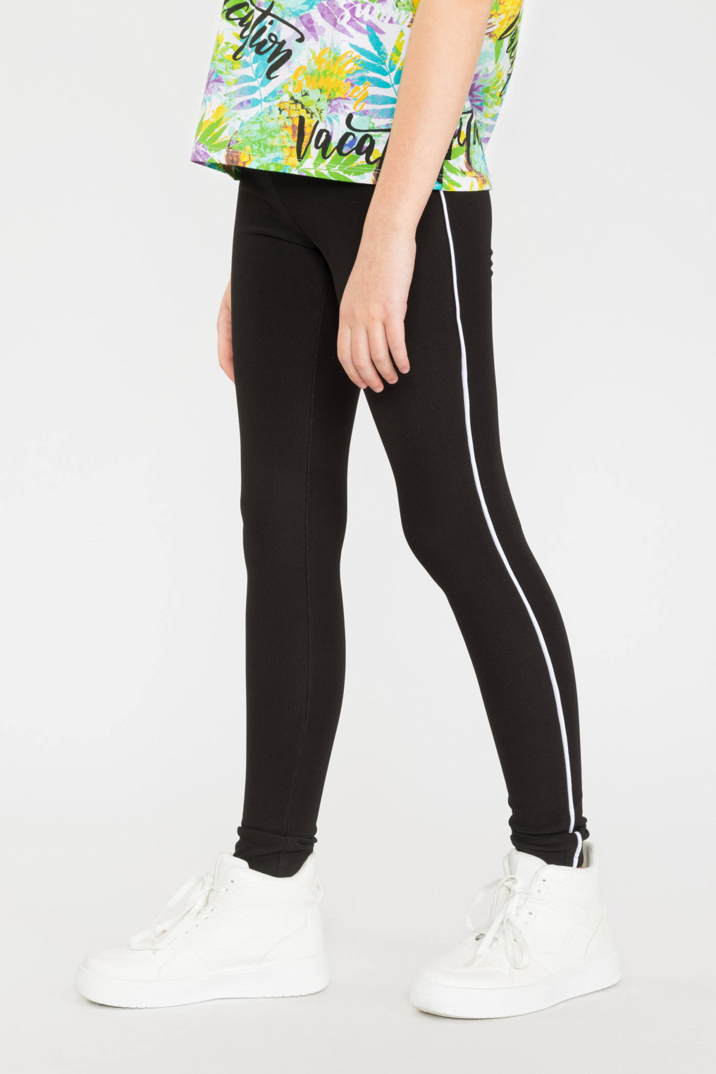 Czarne legginsy z białym paskiem