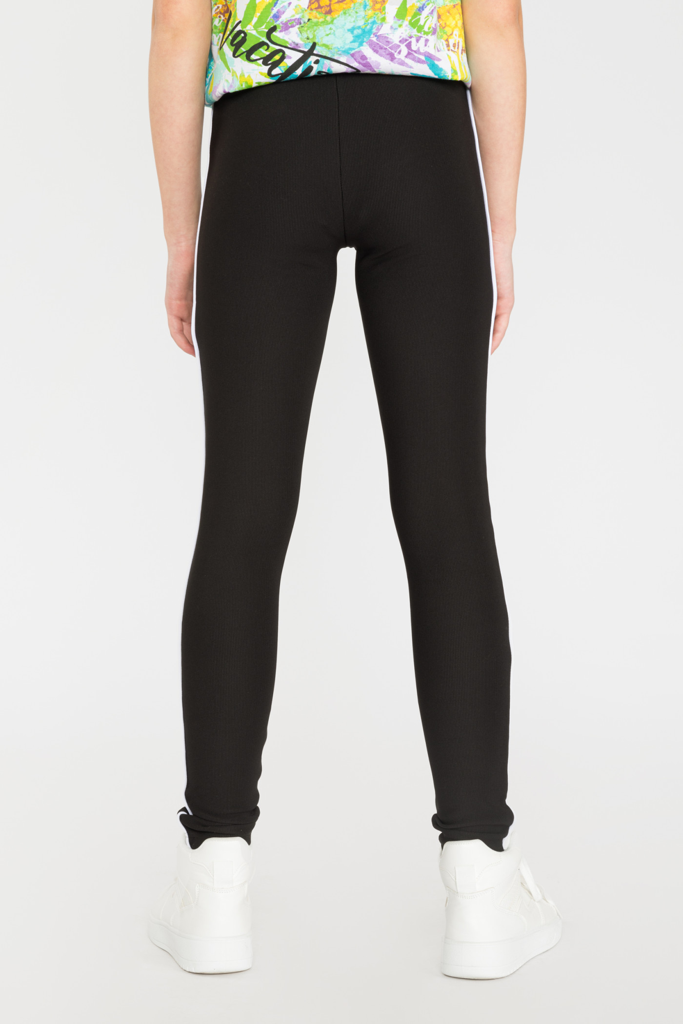 Czarne legginsy z białym paskiem