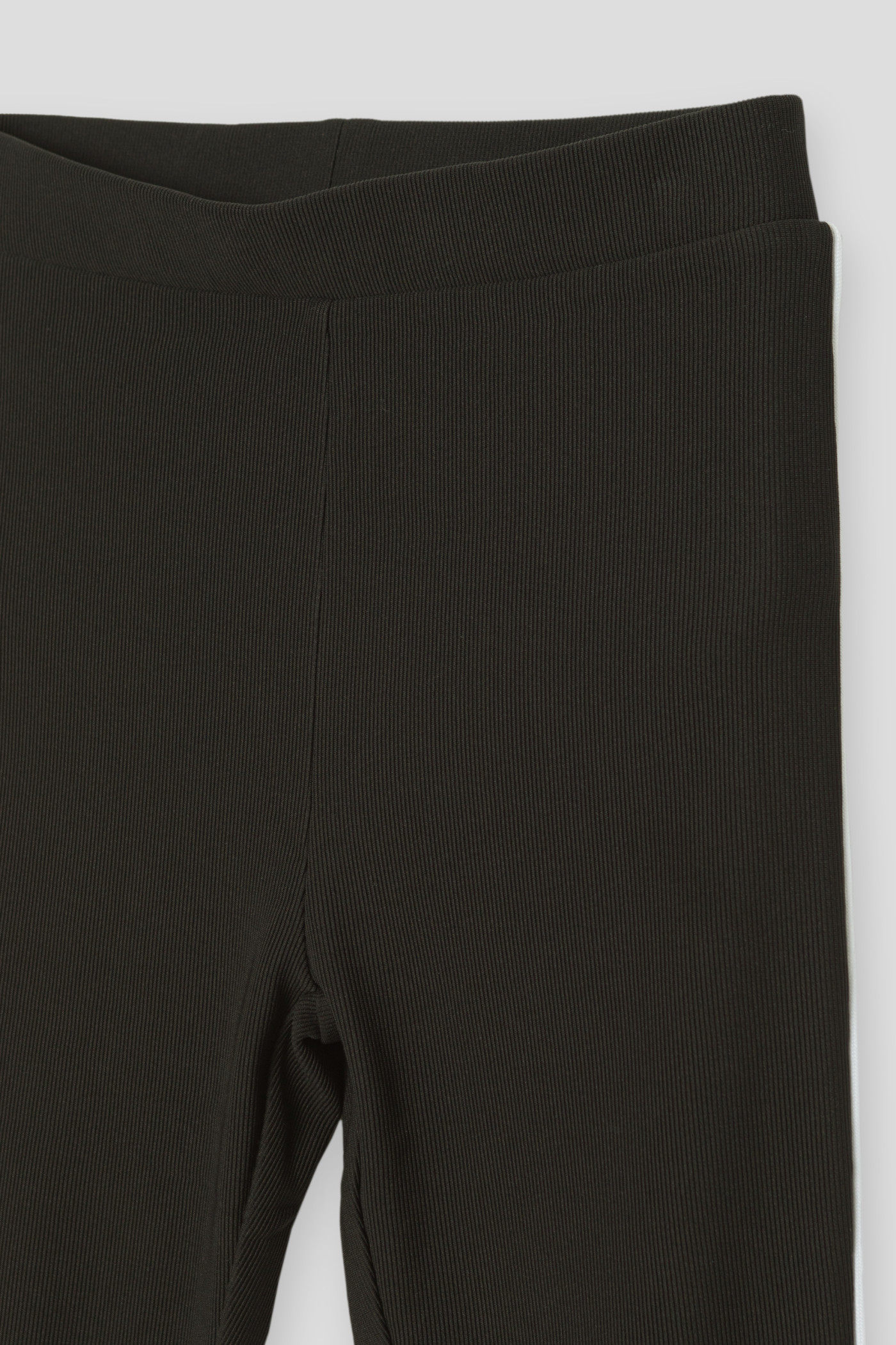 Czarne legginsy z białym paskiem