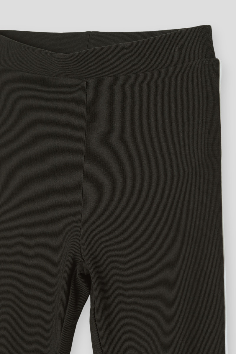 Czarne legginsy z białym paskiem