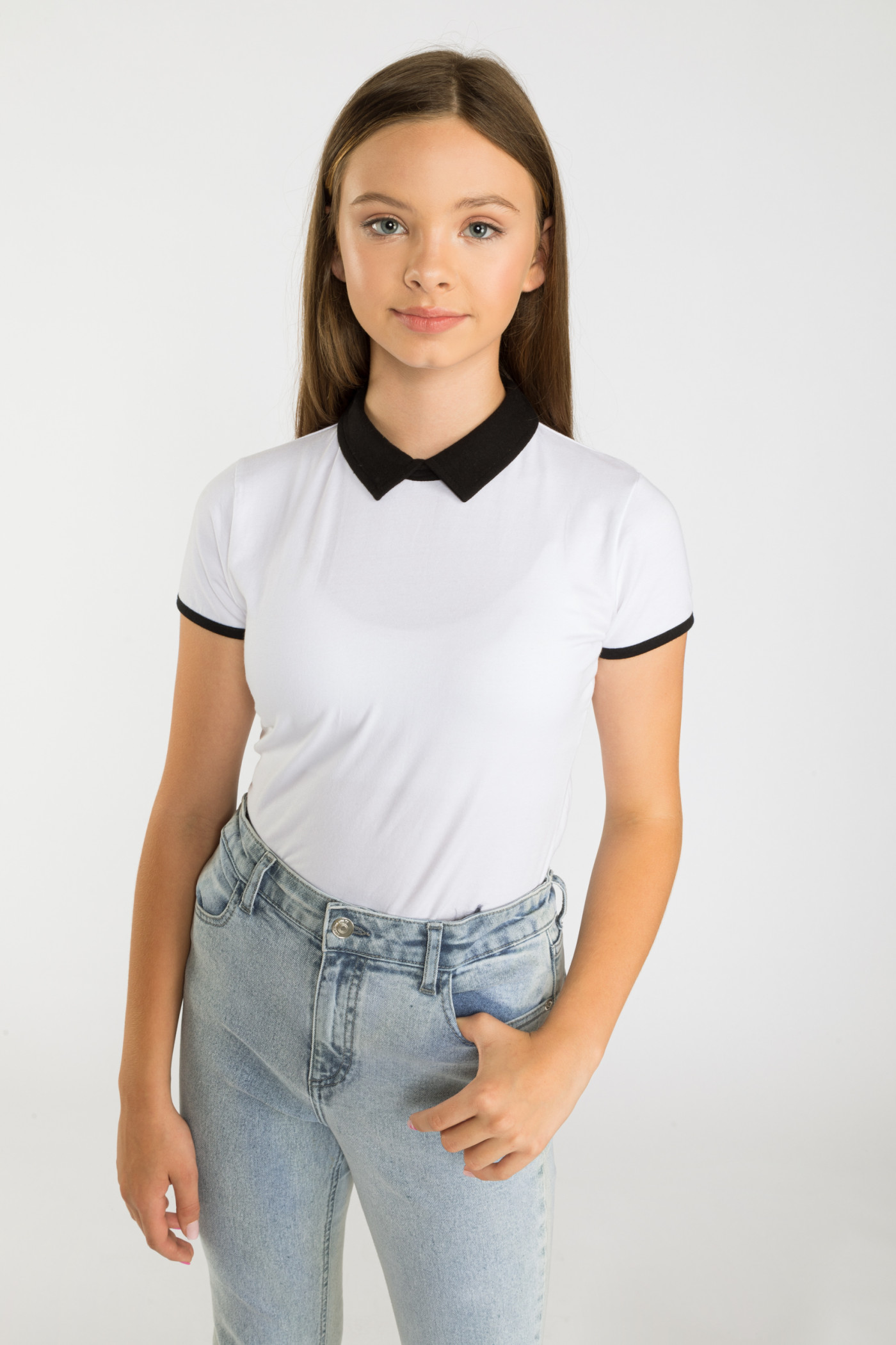 Biała bluzka z czarnymi lamówkami