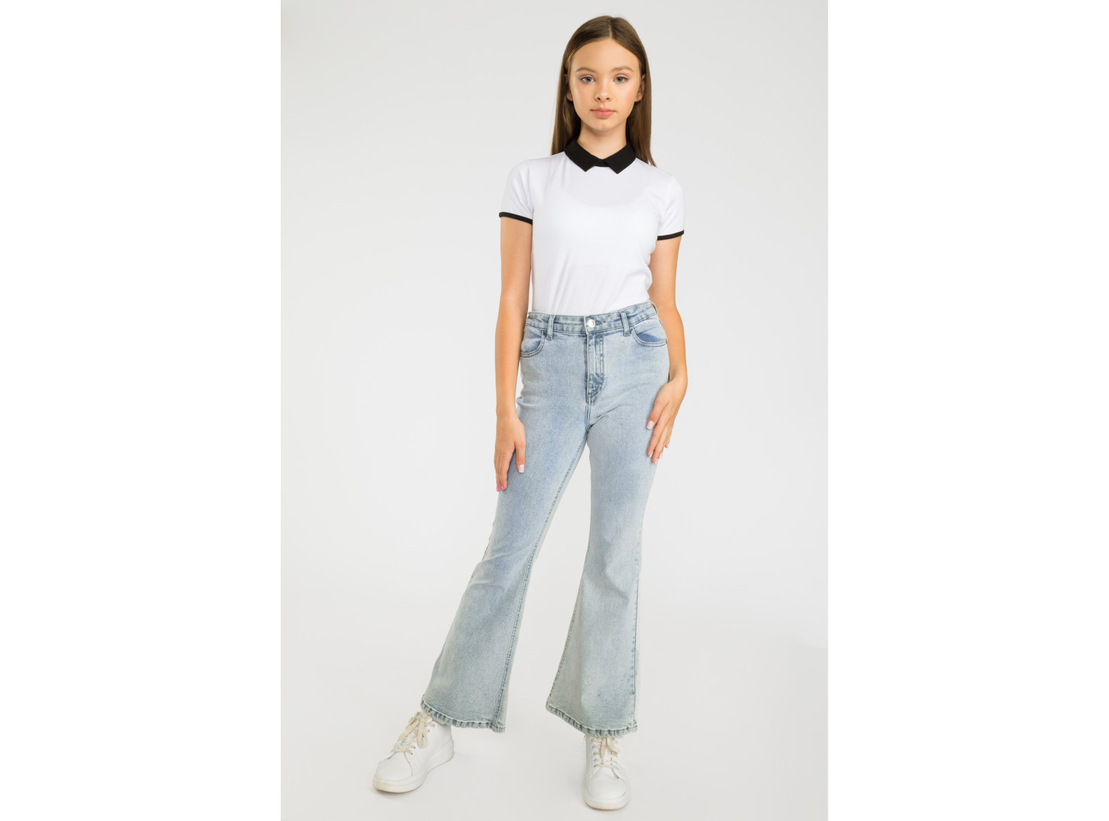 Biała bluzka z czarnymi lamówkami