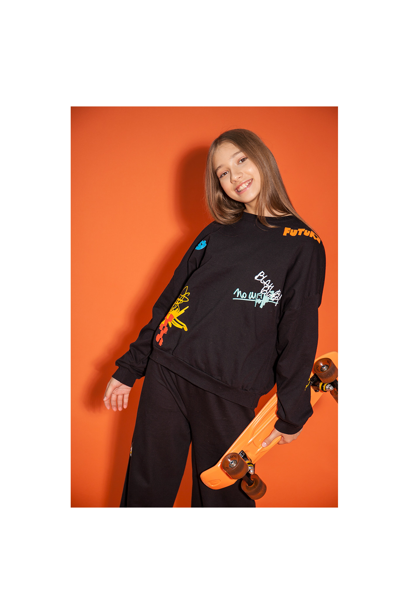 Czarna bluza dresowa z kolorowymi nadrukami | Reporter 