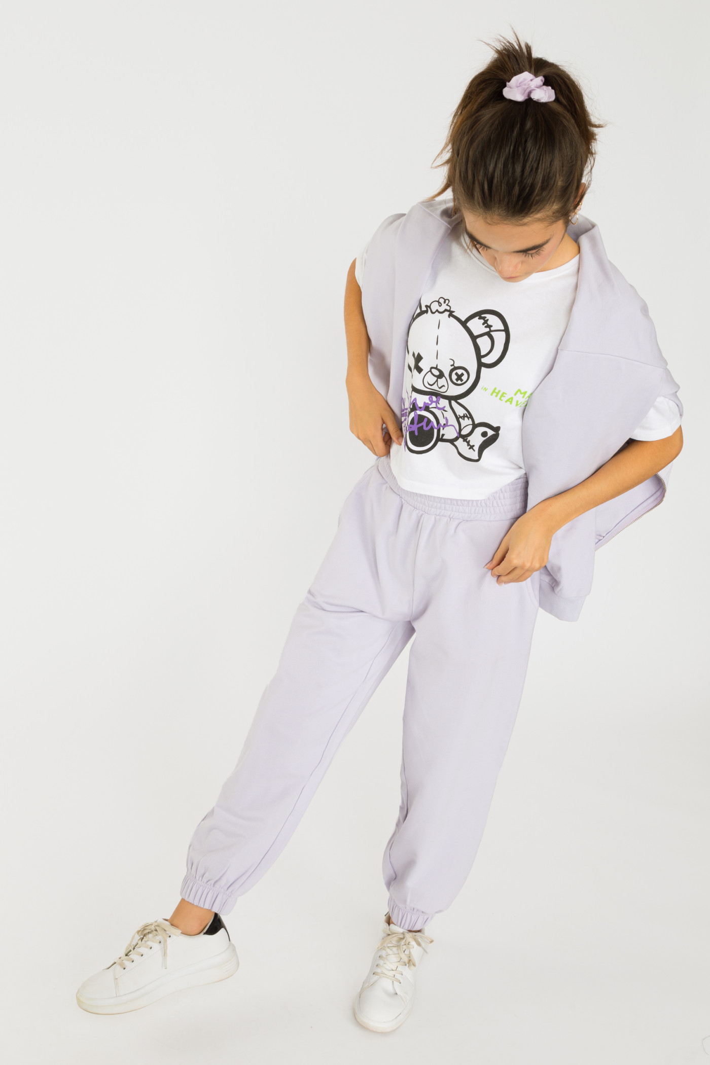 Liliowe pastelowe spodnie dresowe ze ściągaczem