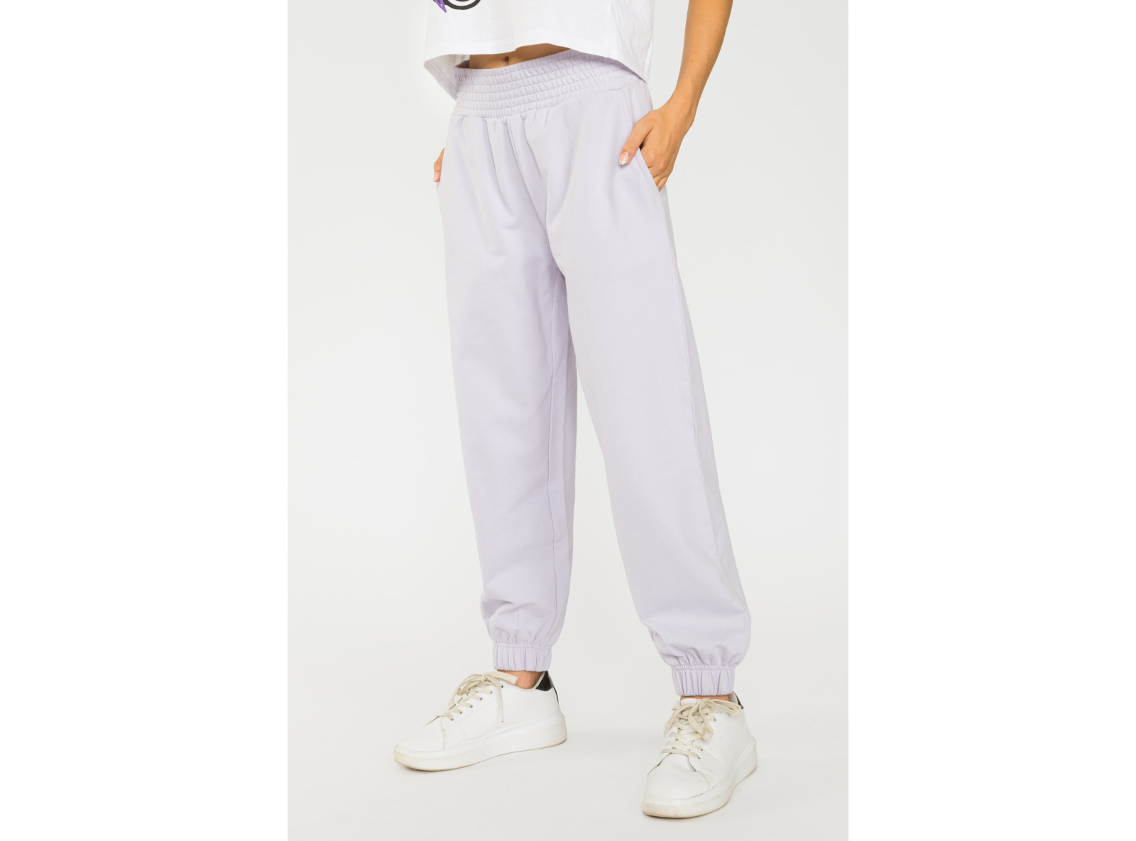 Liliowe pastelowe spodnie dresowe ze ściągaczem