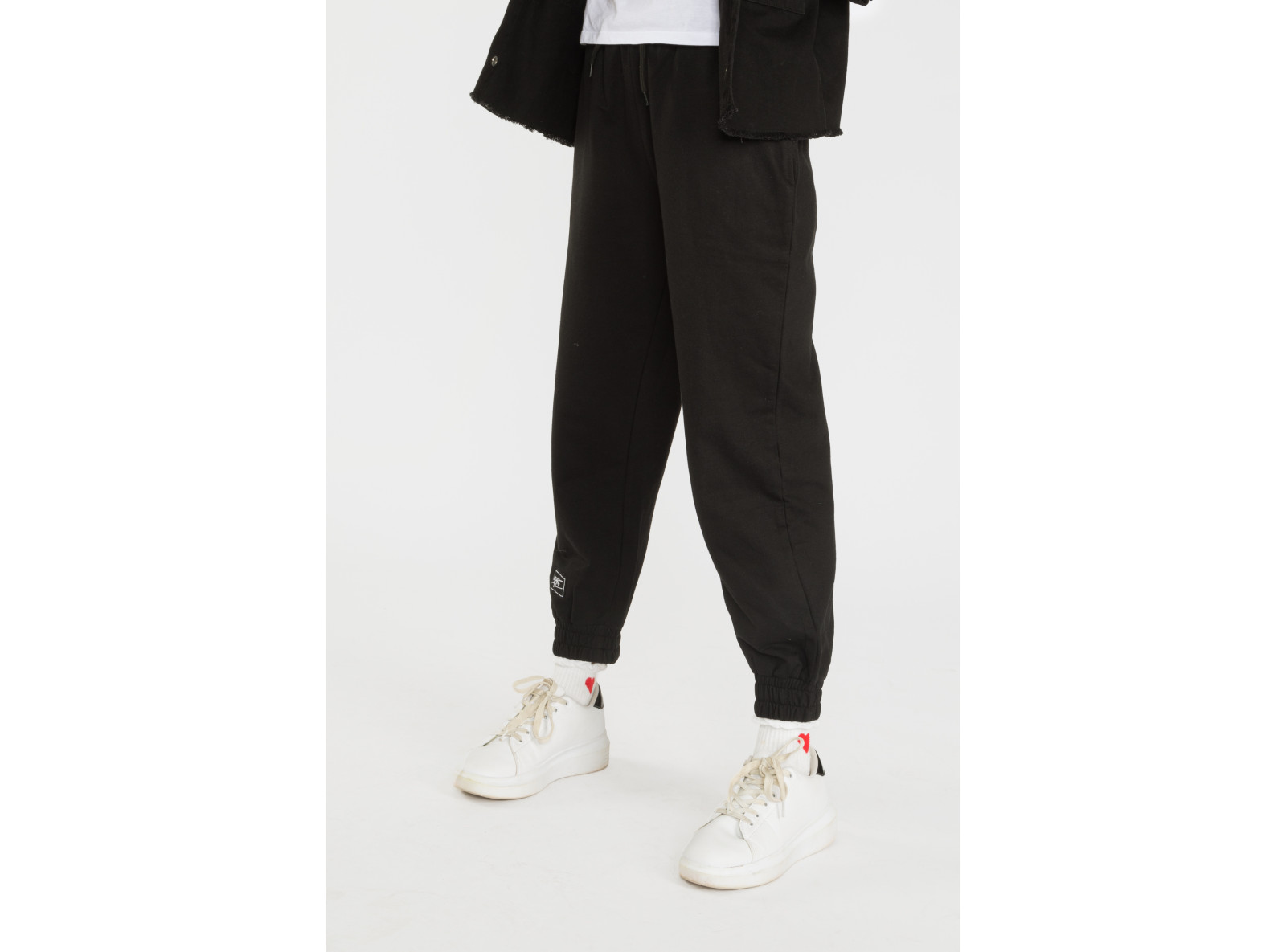 Czarne spodnie dresowe MESS