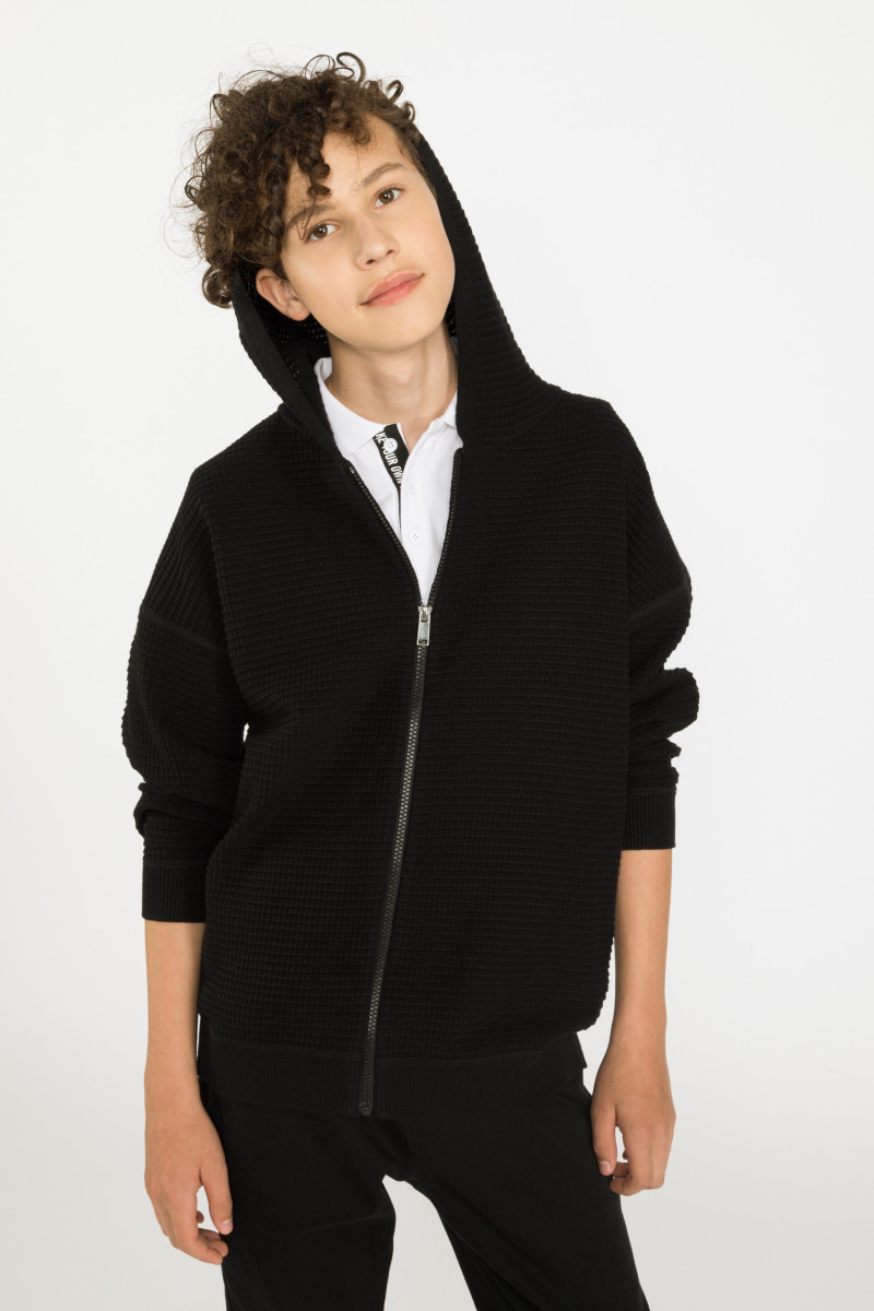 Czarny rozpinany sweter z kapturem