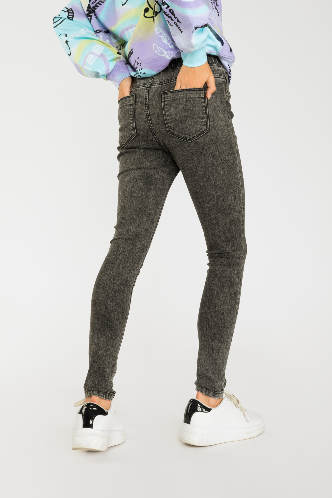 Czarne marmurkowe jegginsy