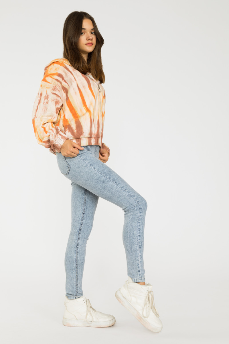 Niebieskie marmurkowe jegginsy