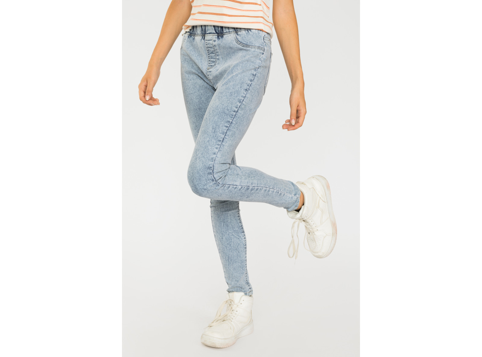 Niebieskie marmurkowe jegginsy