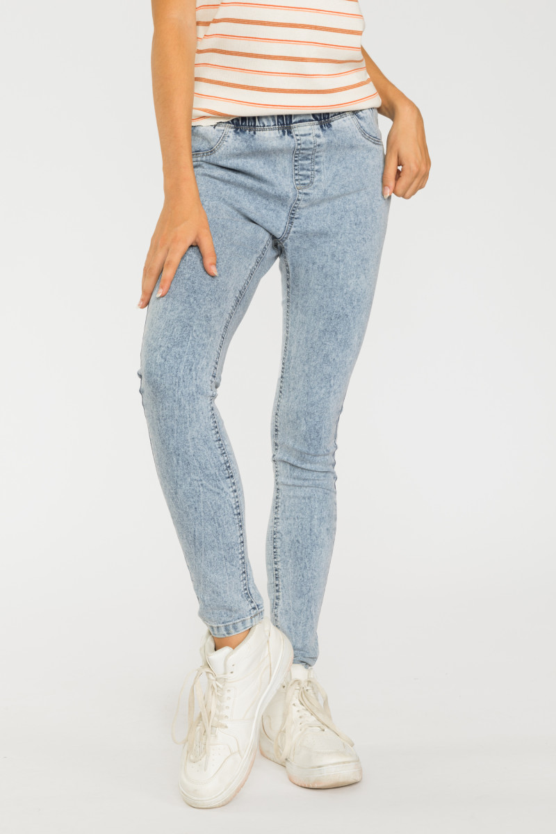 Niebieskie marmurkowe jegginsy