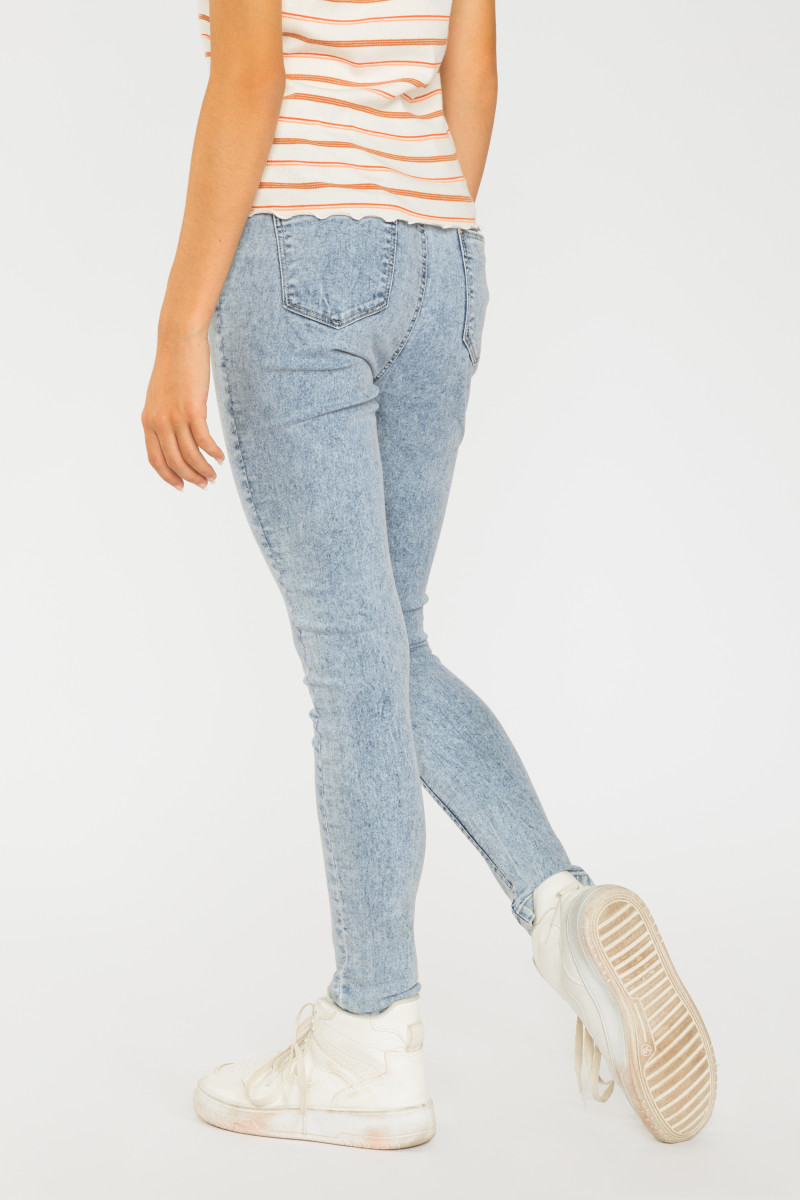 Niebieskie marmurkowe jegginsy