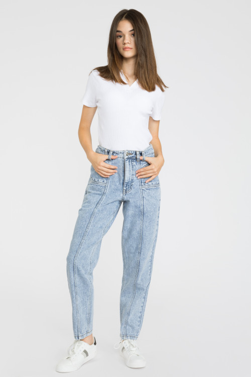 Niebieskie jeansy typu mom fit z przeszyciami