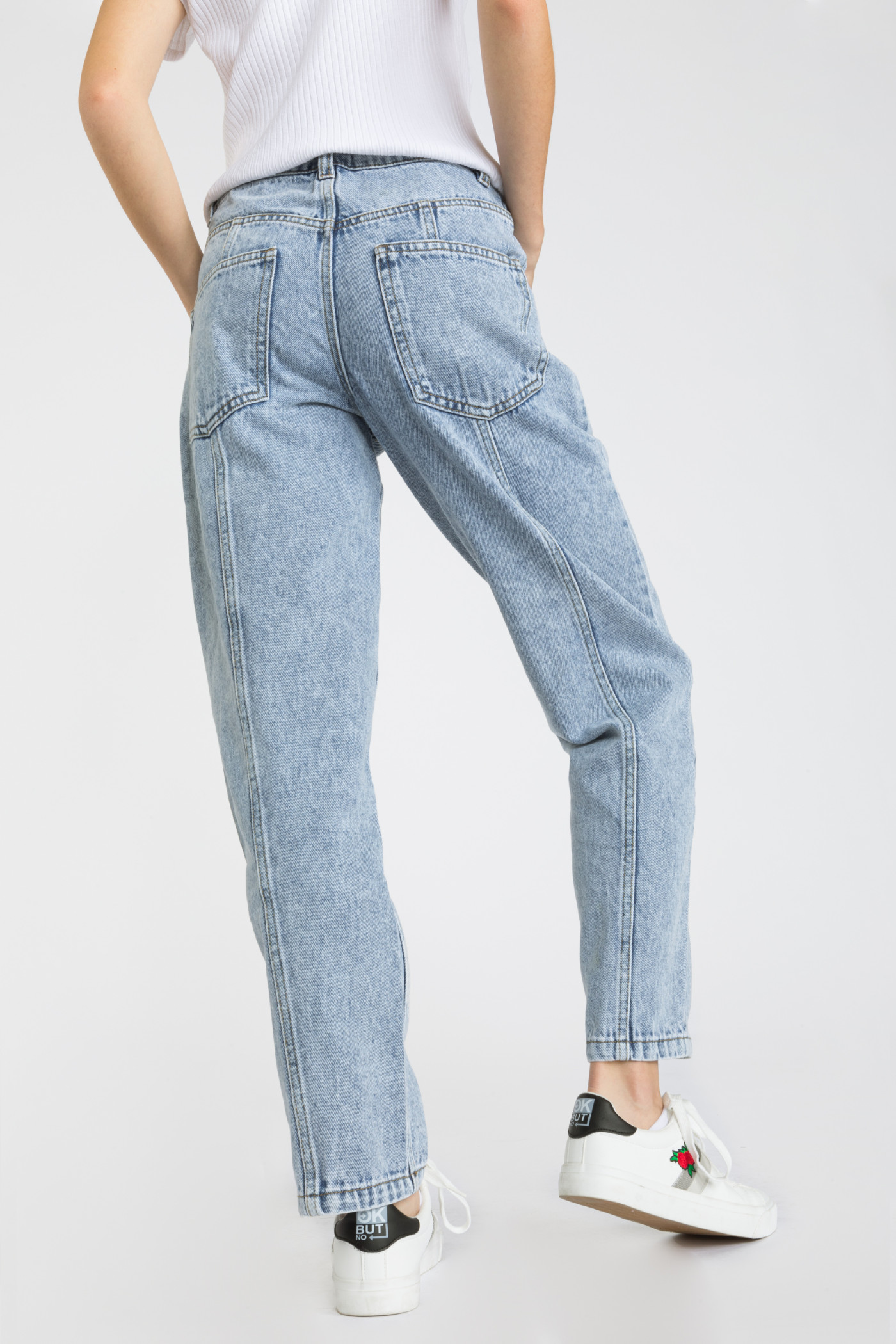 Niebieskie jeansy typu mom fit z przeszyciami