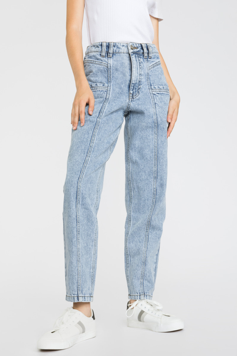Niebieskie jeansy typu mom fit z przeszyciami