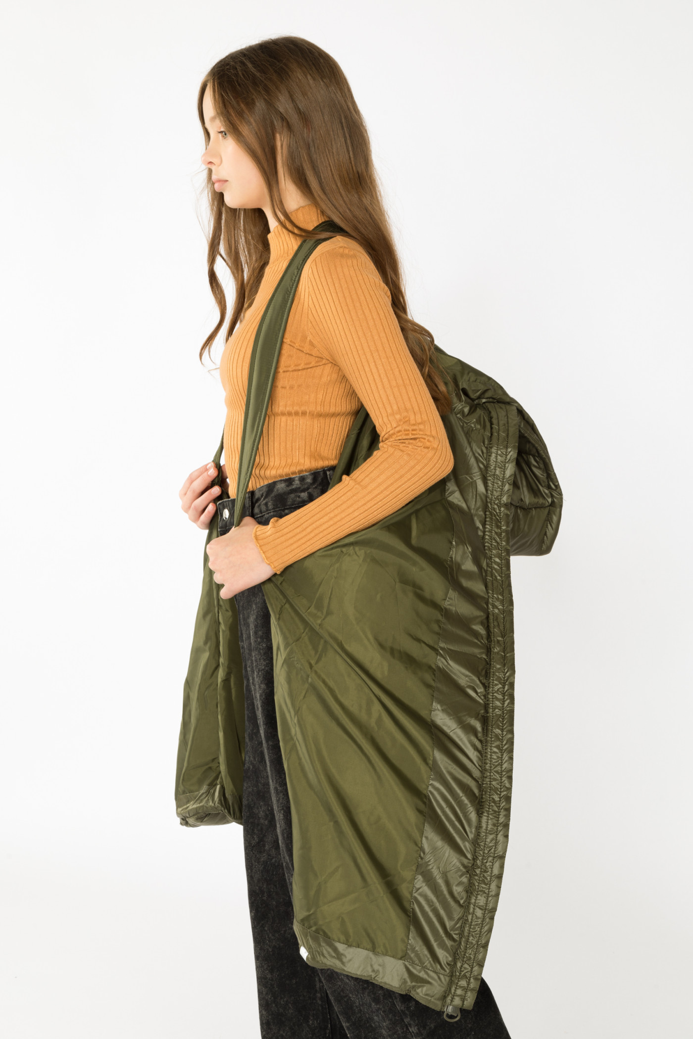 Ocieplana kurtka khaki o modnym, oversizowym kroju