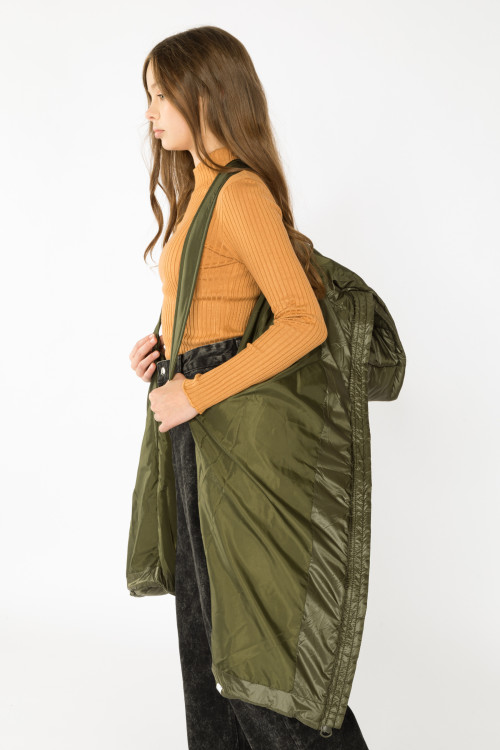 Ocieplana kurtka khaki o modnym, oversizowym kroju