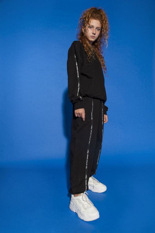 Czarne spodnie dresowe z ozdobnymi taśmami NO YOUTH CONTROL