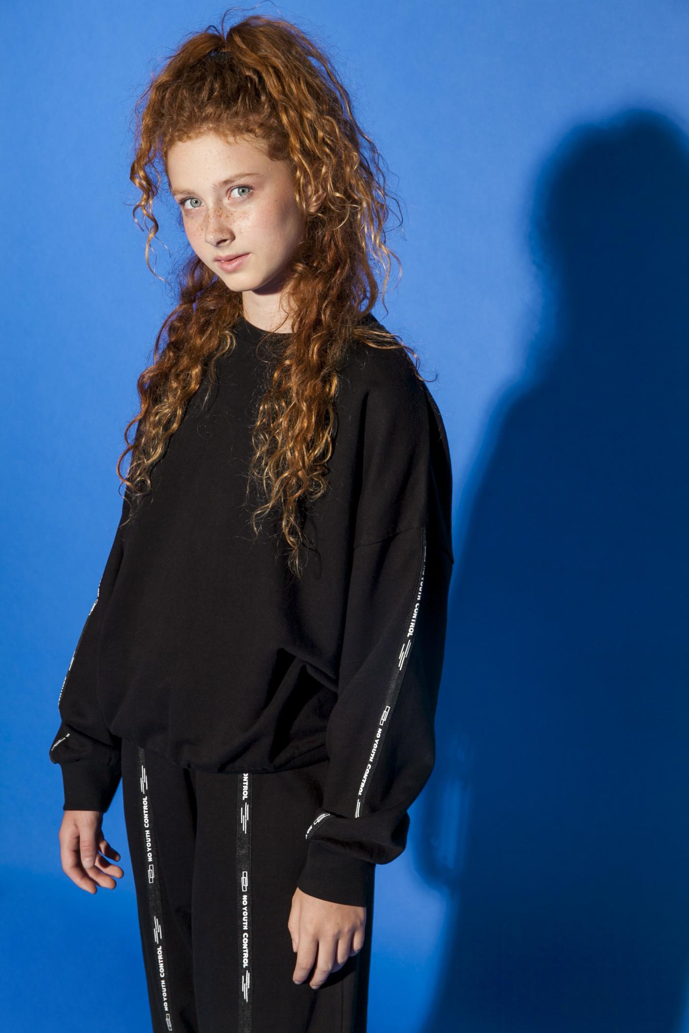 Czarna bluza dresowa z ozdobnymi taśmami NO YOUTH CONTROL