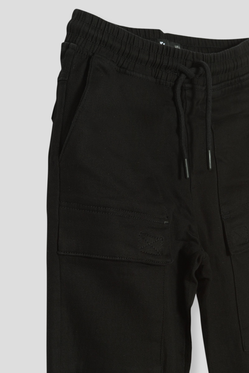 Czarne spodnie joggery typu cargo