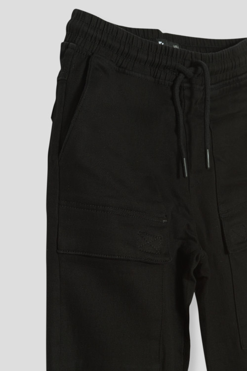 Czarne spodnie joggery typu cargo