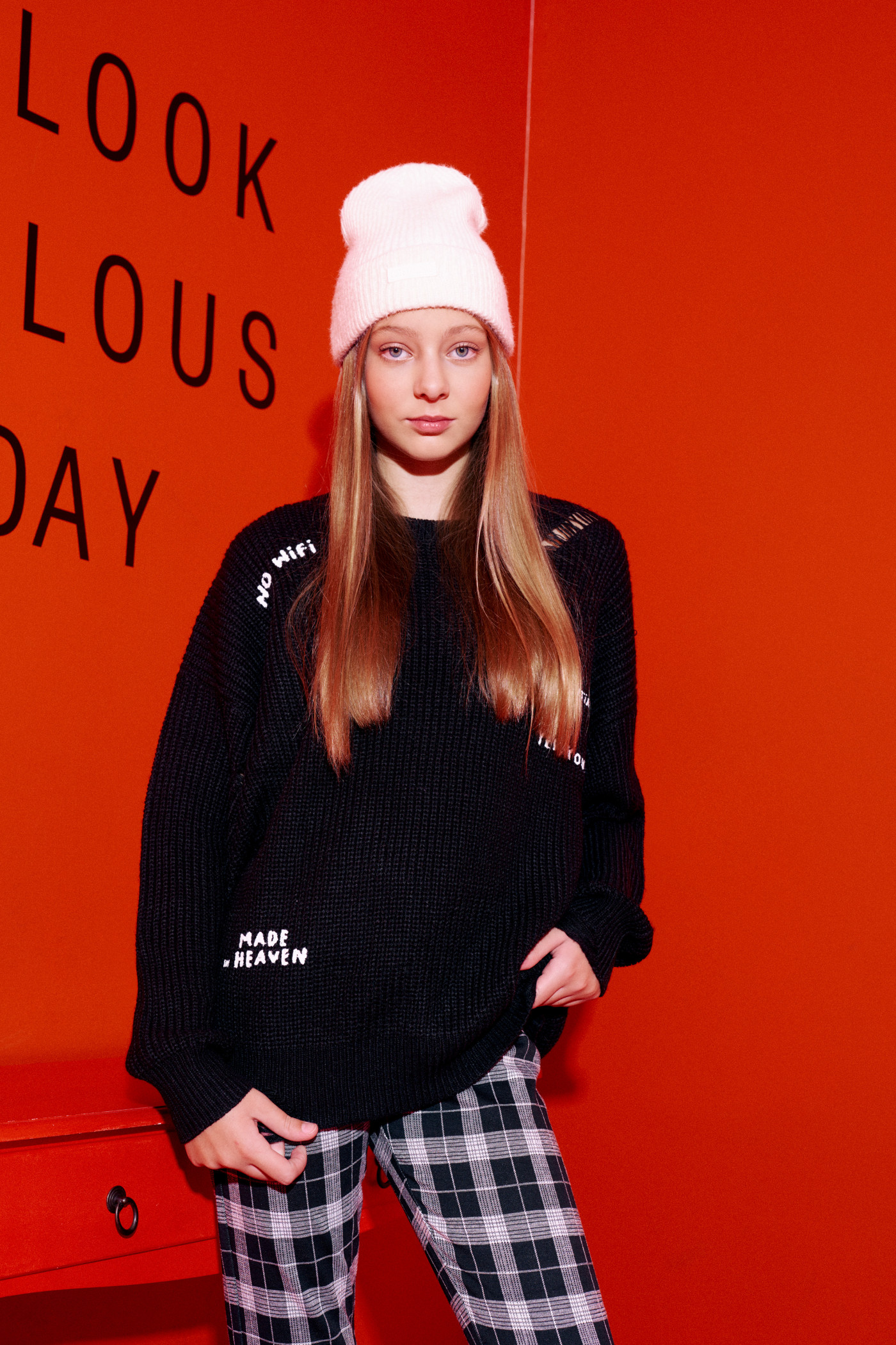 Czarny sweter oversize z ozdobnymi rozdarciami