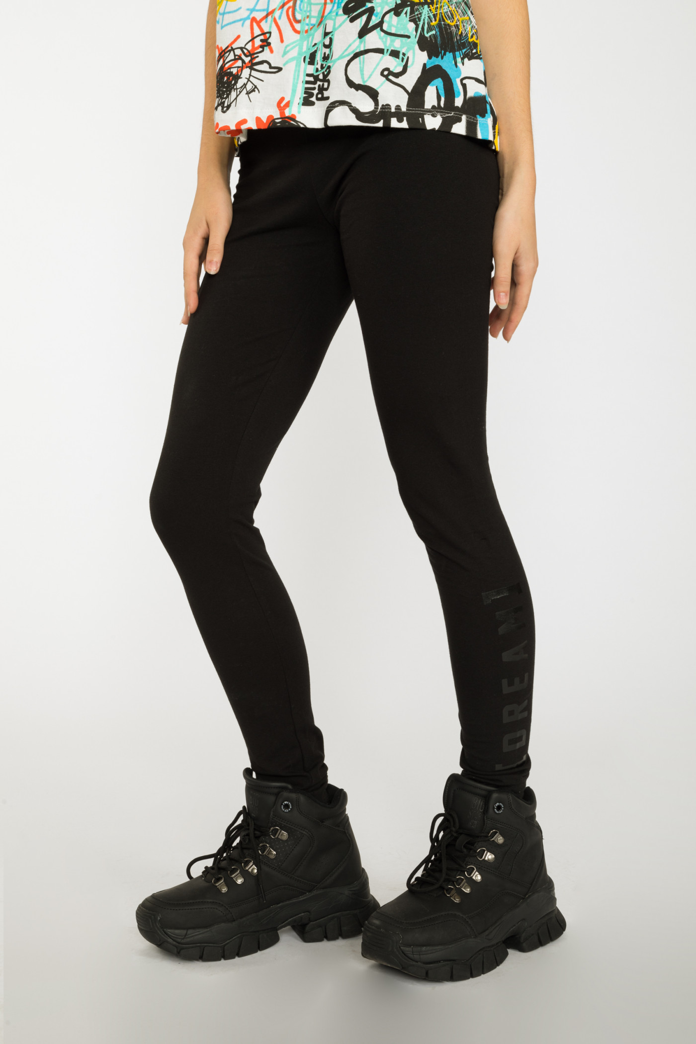 Czarne legginsy z ozdobnym nadrukiem