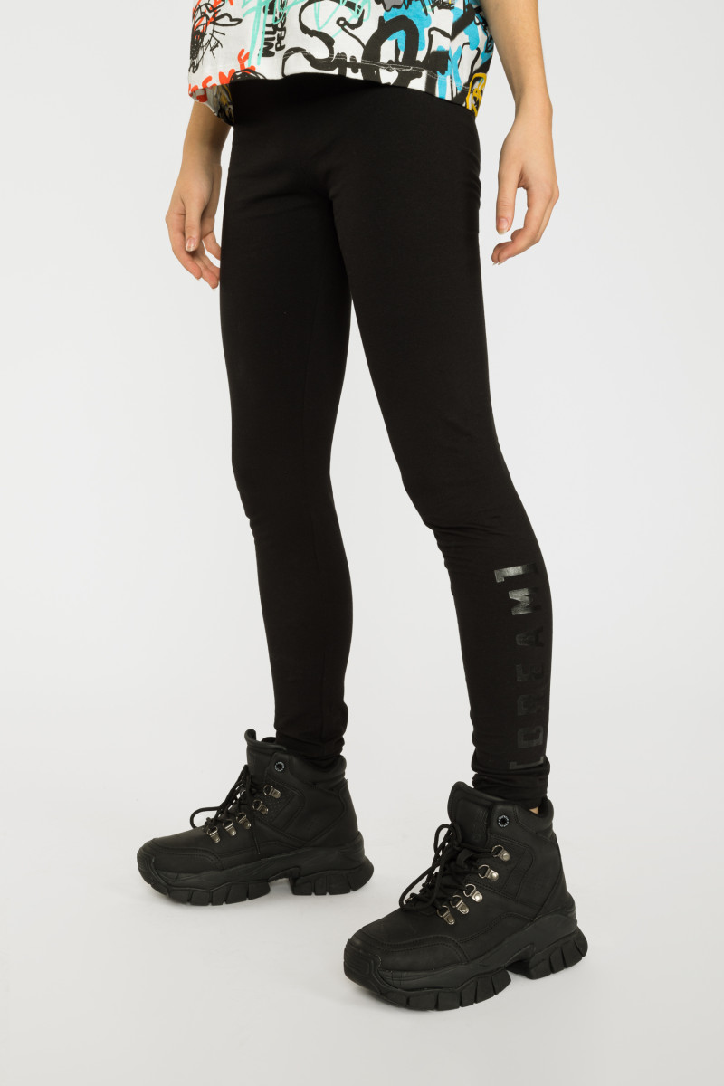 Czarne legginsy z ozdobnym nadrukiem