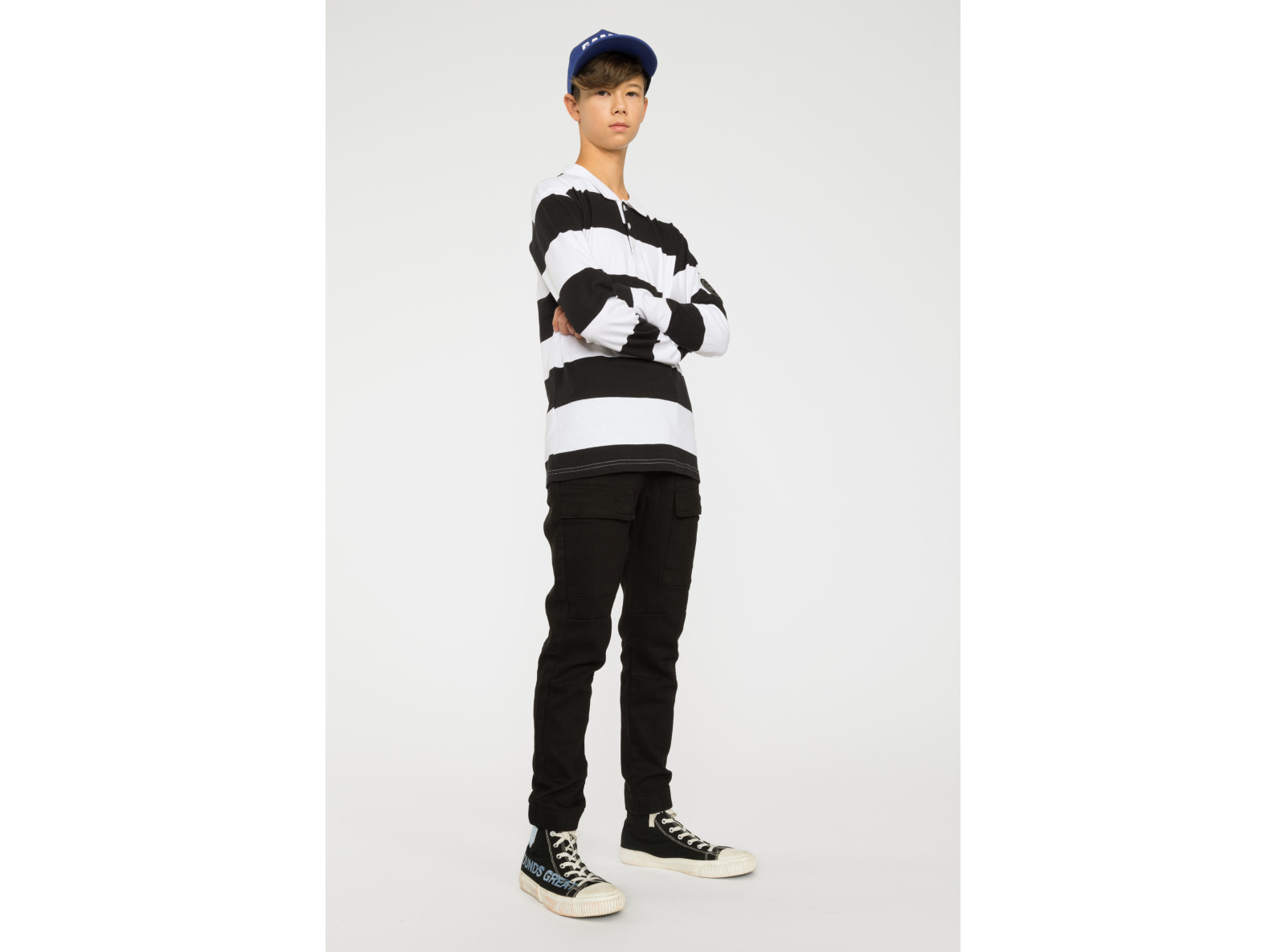 Czarne spodnie joggery typu cargo