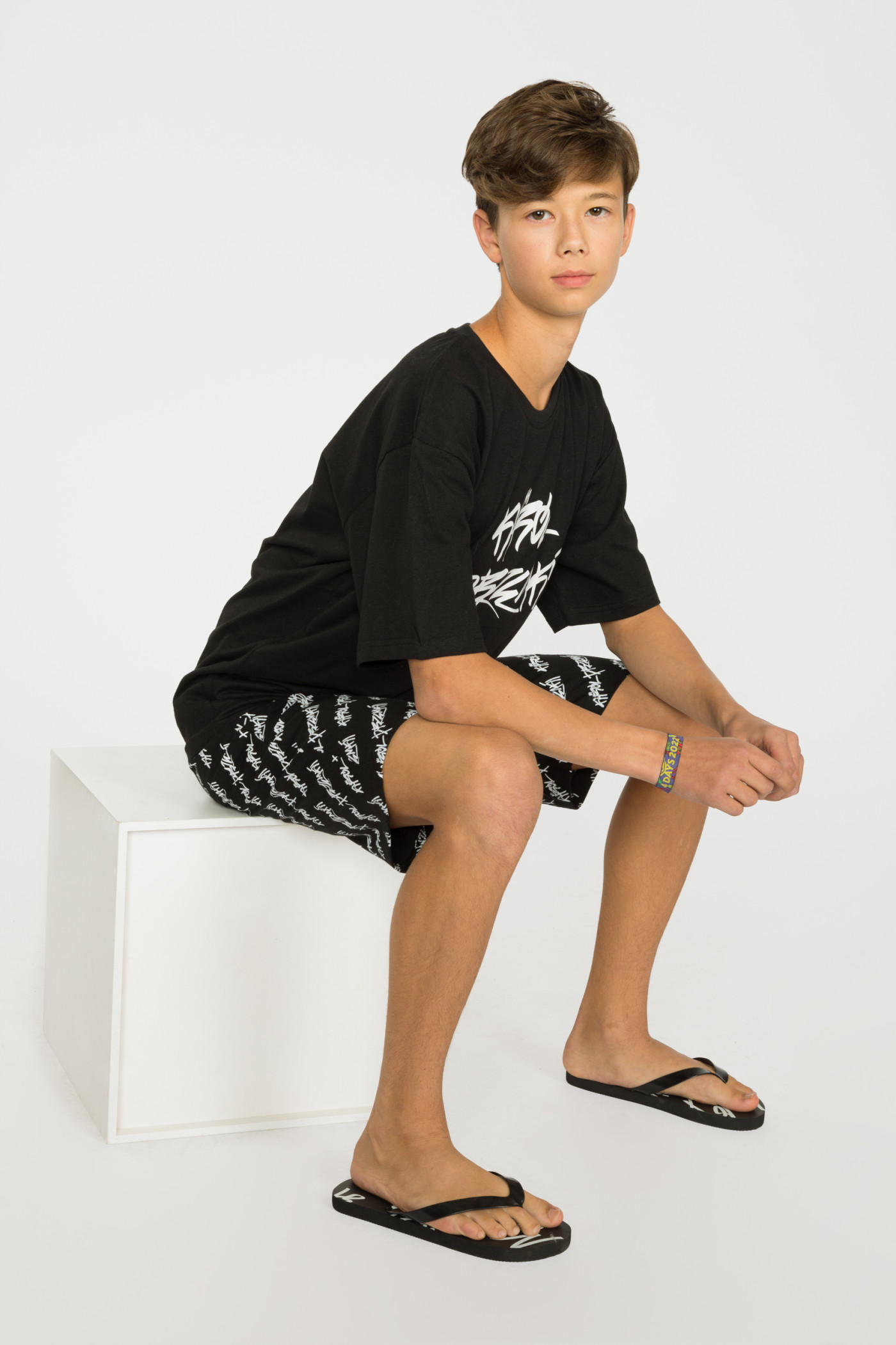 Czarna dwuczęściowa piżama koszulka i spodenki