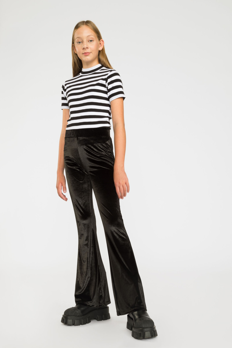Czarne welurowe spodnie typu dzwony